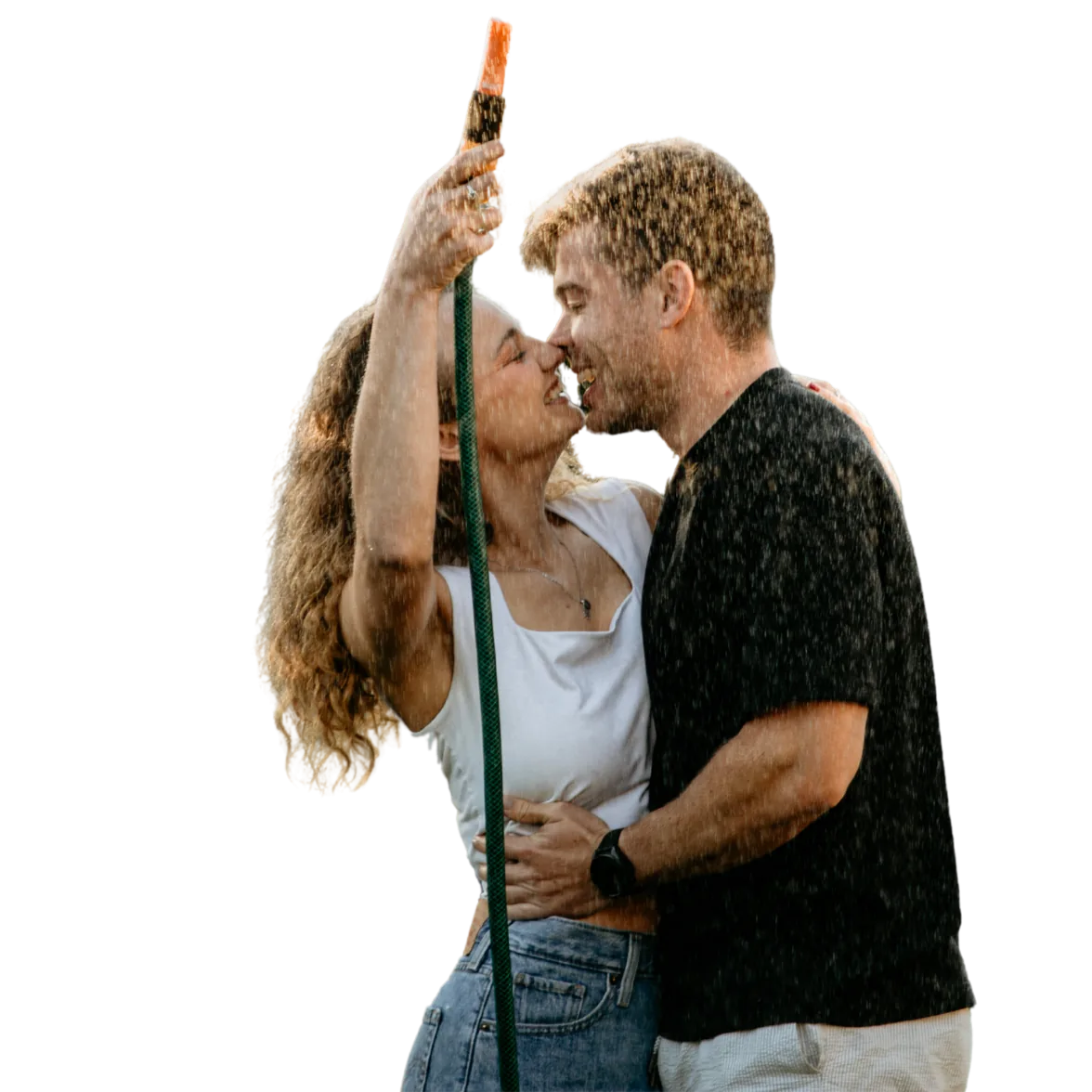 Anru and Leane kissing, Leane holding up a garden hose